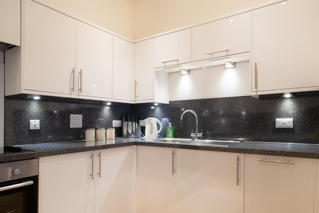 2 Bed 2 Bath Spacious Apartment In Central Абердин Экстерьер фото